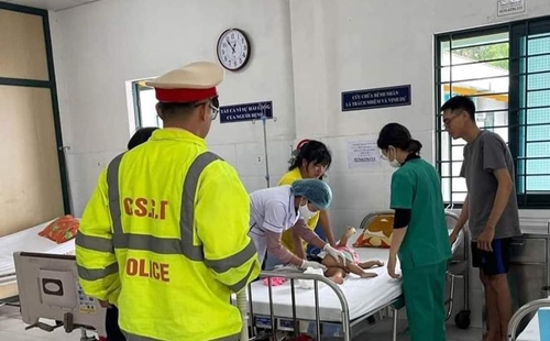 Cảnh sát Đà Nẵng dùng xe đặc chủng chở em bé đi cấp cứu